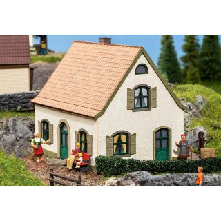 Small Detached House 10.7 cm x 10.7 cm, 8.4 cm high